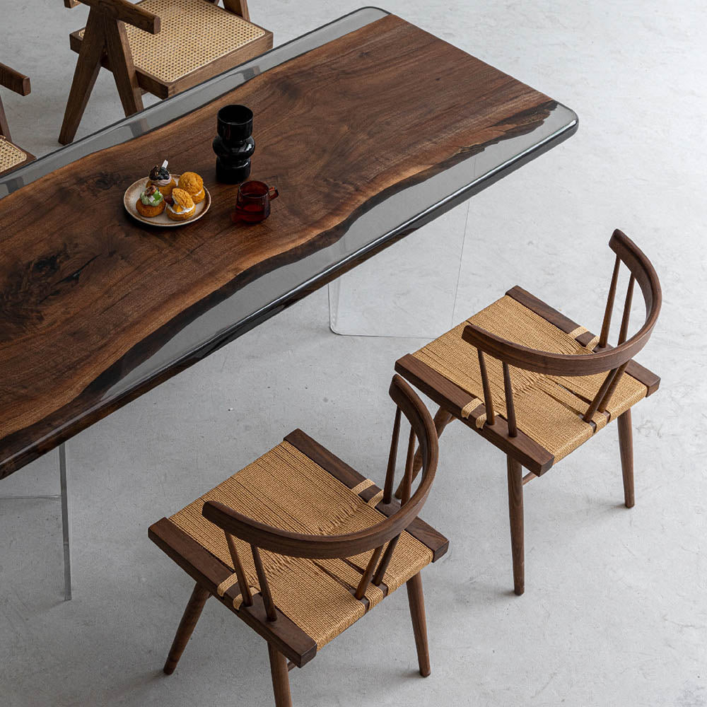 Can hot dishes be placed on an epoxy resin table?