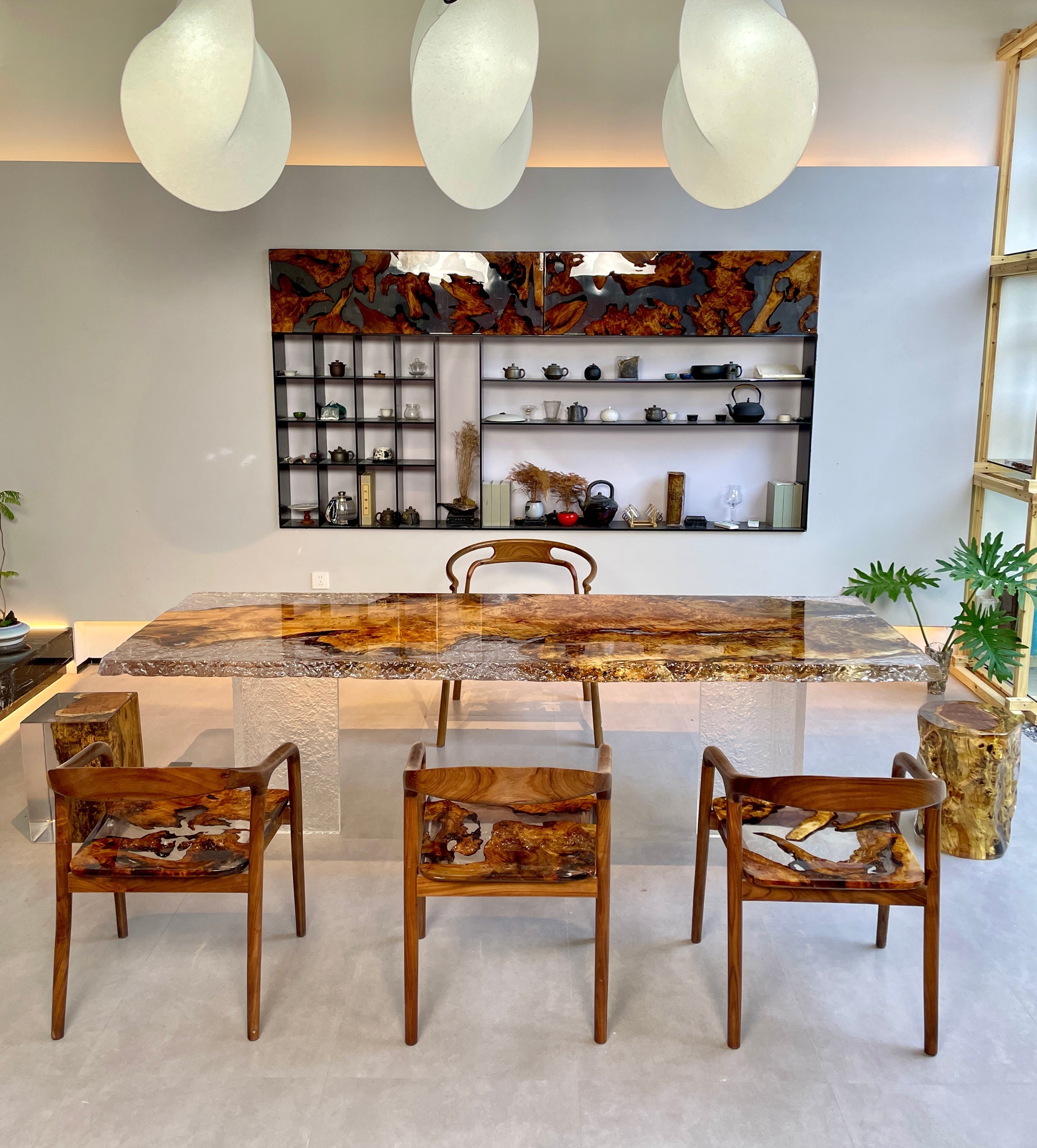 How Resin Wood Tables Enhance Space Transparency