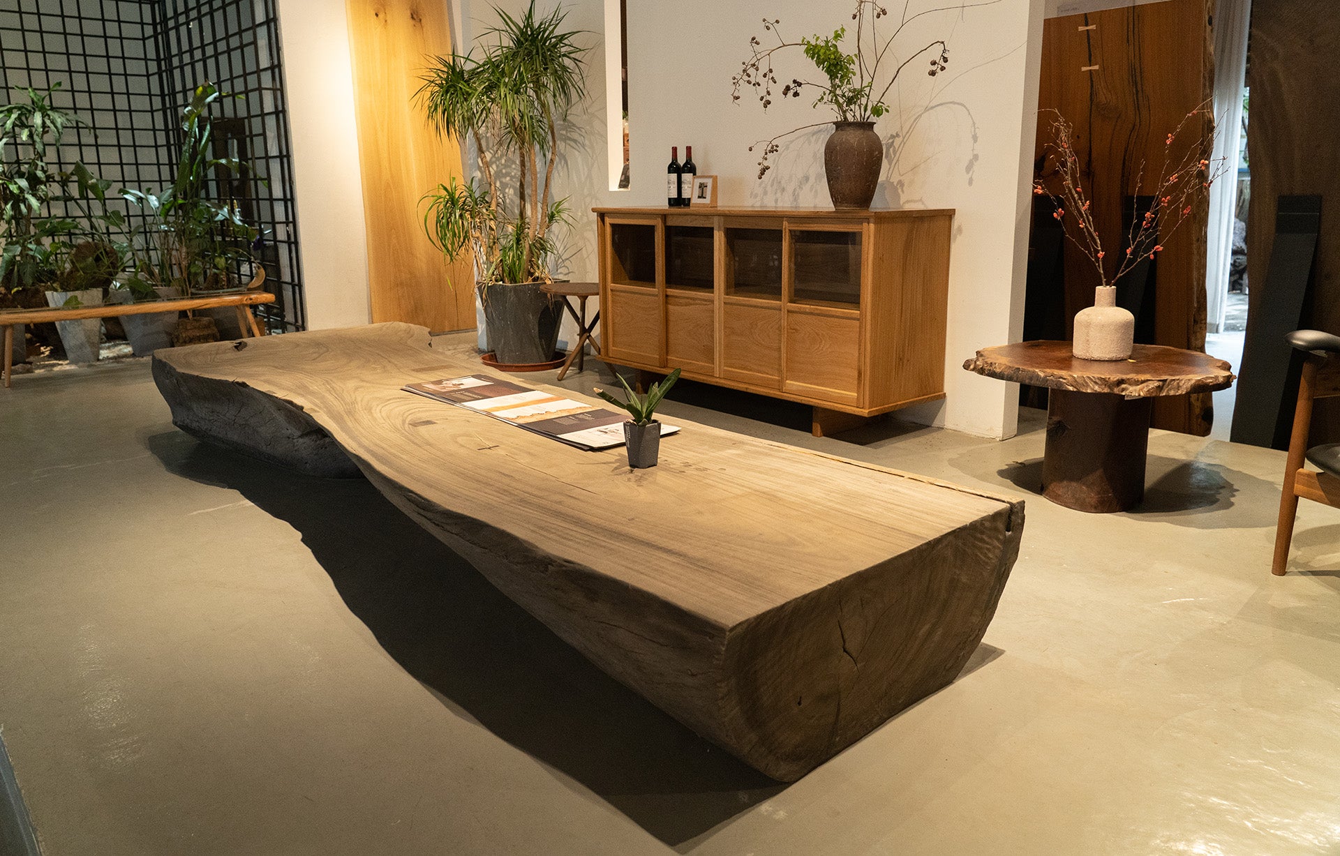 Kazanahome-live-edge-epoxy-table