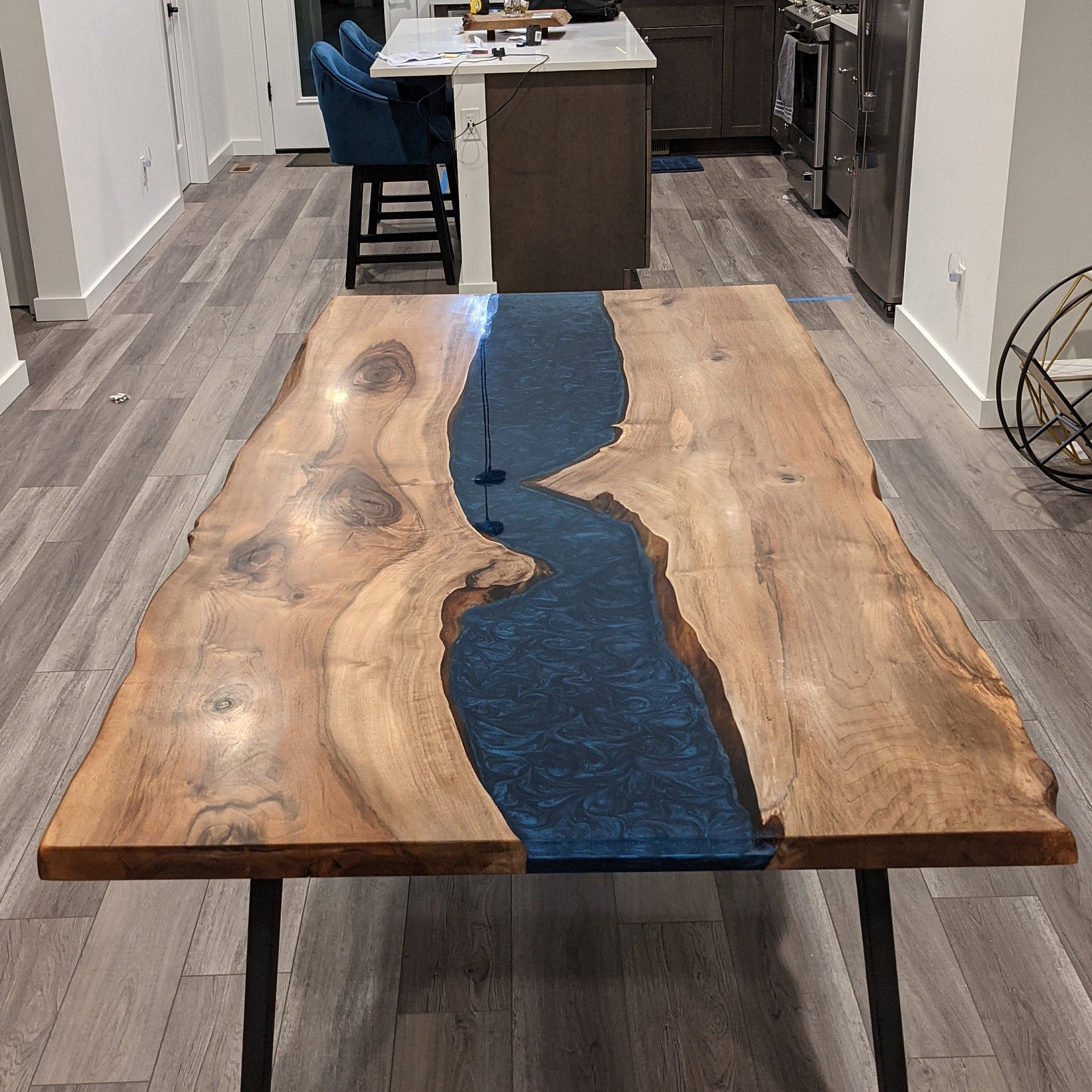 Building an epoxy resin table—perfect craftsmanship from design to production