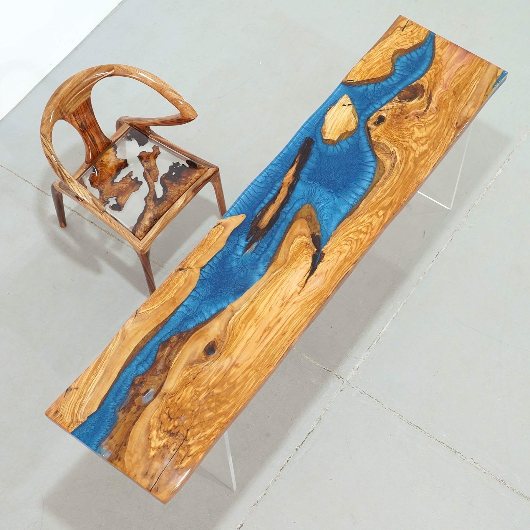 KAZANAHOME-Olive-Wood-Blue-Epoxy-Resin-Table1