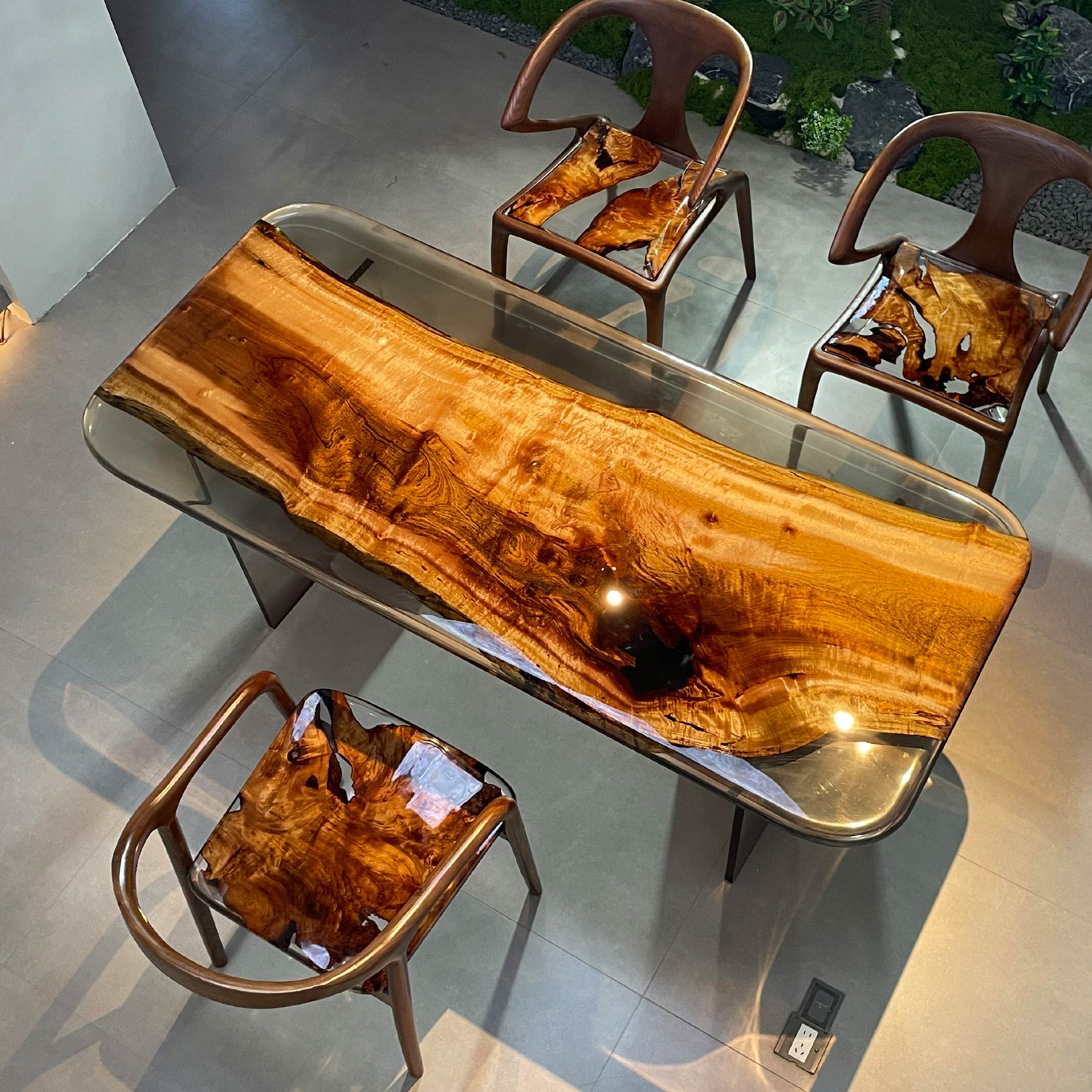Golden Camphor Wood Epoxy Resin Table - Kazanahome